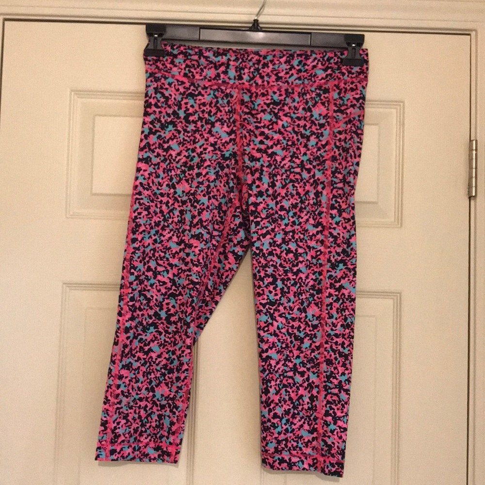NWOT Under Armour Patterned Crop Leggings, M